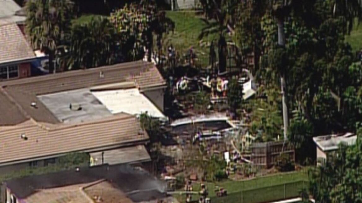 Παραλίγο τραγωδία στη Φλόριντα: Αεροπλάνο συνετρίβη ανάμεσα σε σπίτια